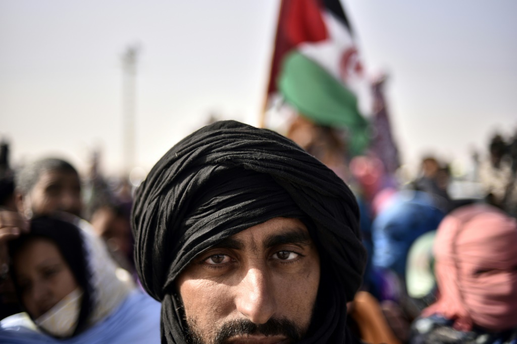 صحراويون خلال احتفالاتهم بالذكرى السنوية الخامسة والأربعين لإعلان الجمهورية العربية الصحراوية الديمقراطية (SDAR) من قبل جبهة البوليساريو ، في مخيم للاجئين بالقرب من مدينة تندوف جنوب غرب الجزائر ، في 27 فبراير 2021 (أ ف ب)