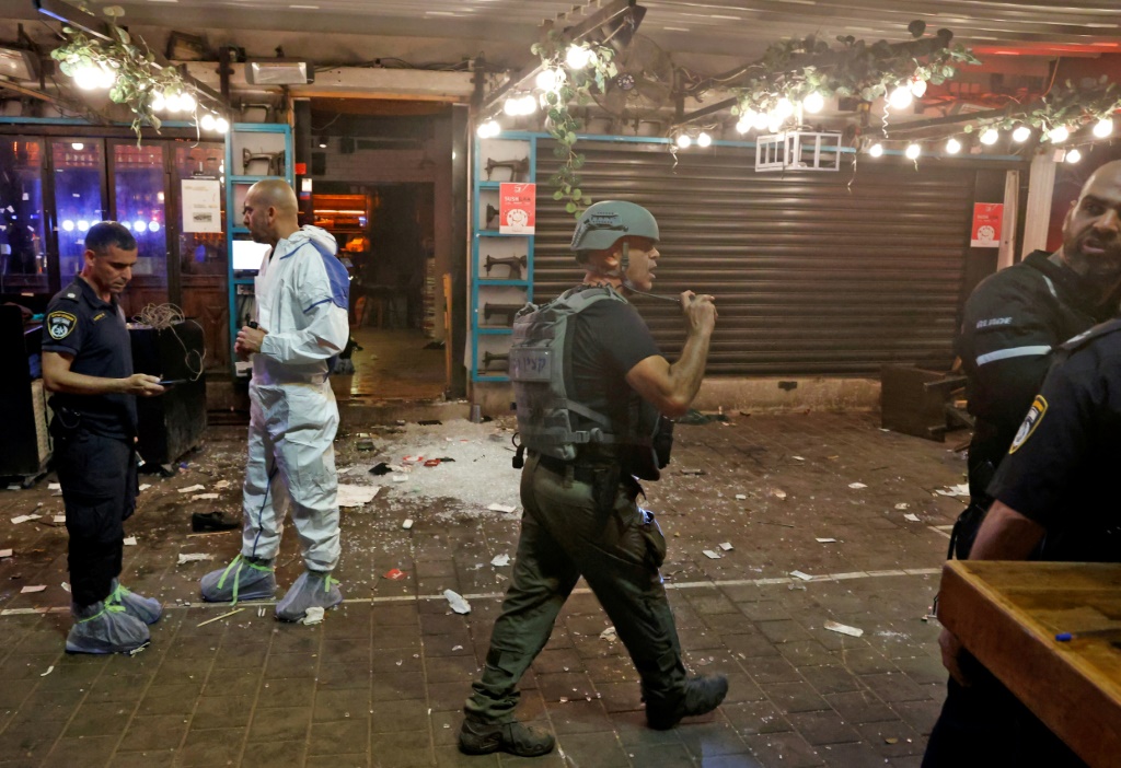 قال مستشفى إن شخصين على الأقل قتلا وأصيب عدد آخر خلال هجوم في مدينة تل أبيب الإسرائيلية في 7 نيسان/ابريل 2022(ا ف ب)