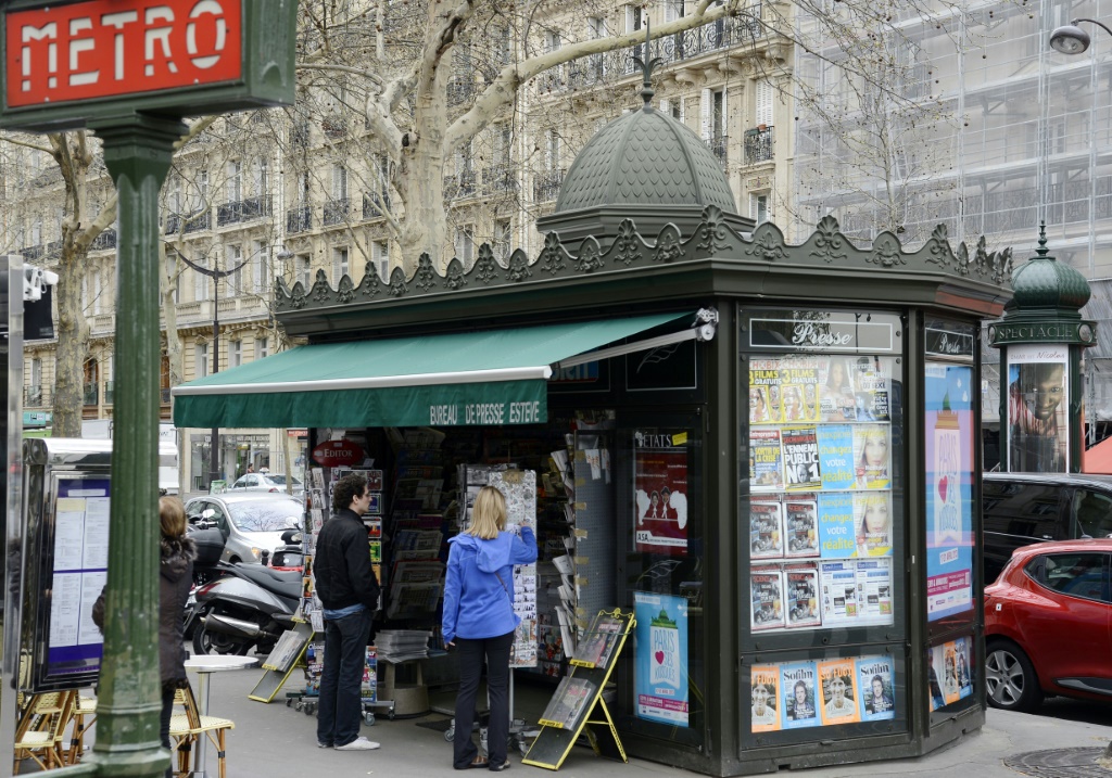 كشك يبيع الصحف قرب محطة للمترو في باريس (ا ف ب)