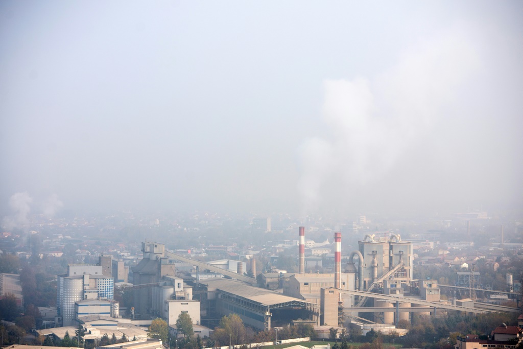  مشهد عام لتلوث الجو في مدينة سكوبيي عاصمة مقدونيا الشمالية في 11 تشرين الثاني/نوفمبر 2020 (ا ف ب)