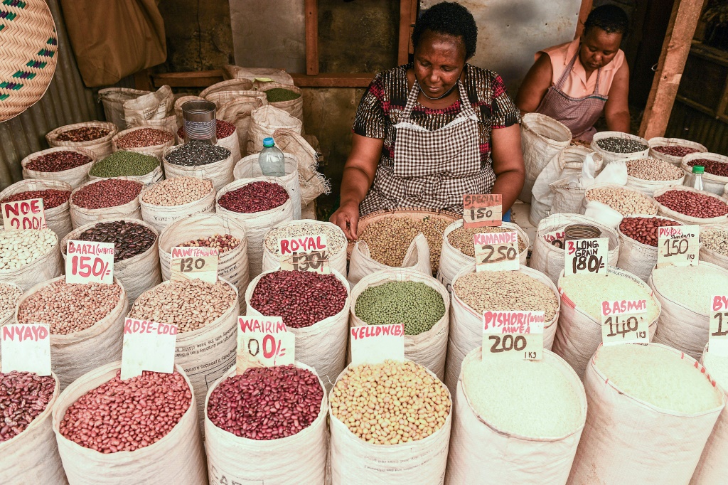 امرأة تبيع الحبوب في نيروبي في كينيا في 16 آذار/مارس 2022(ا ف ب)