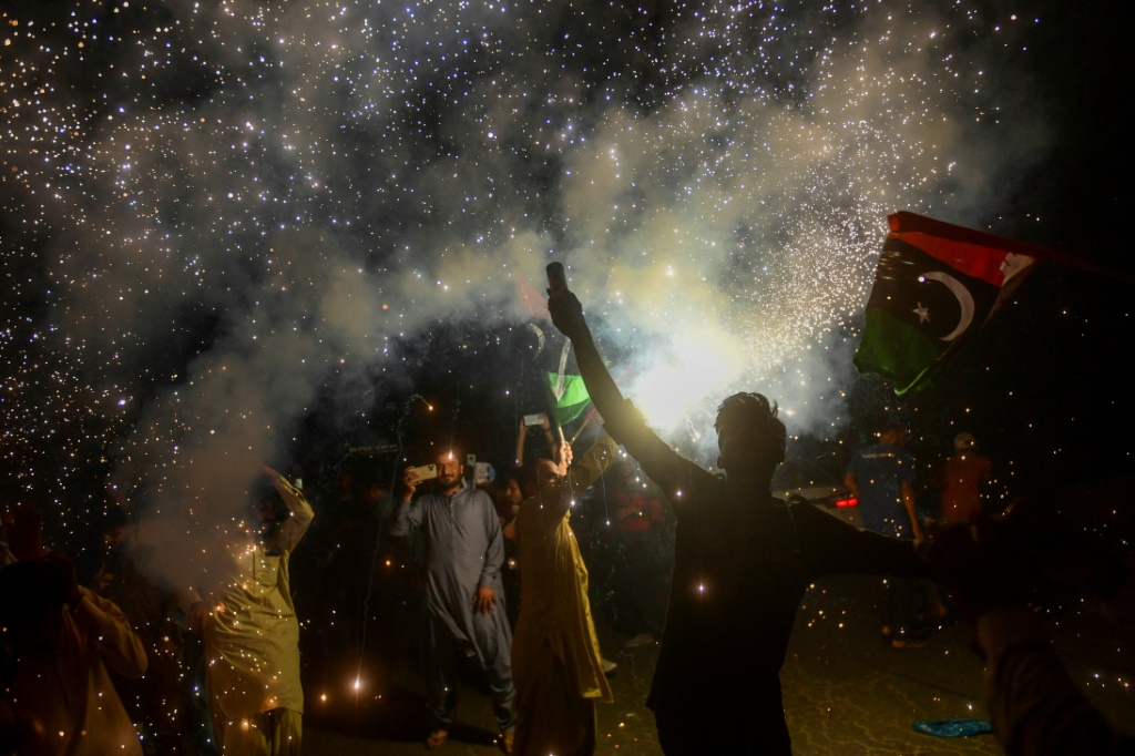 أنصار حزب الشعب الباكستاني يحتفلون في كراتشي بعد قرار المحكمة العليا (ا ف ب)