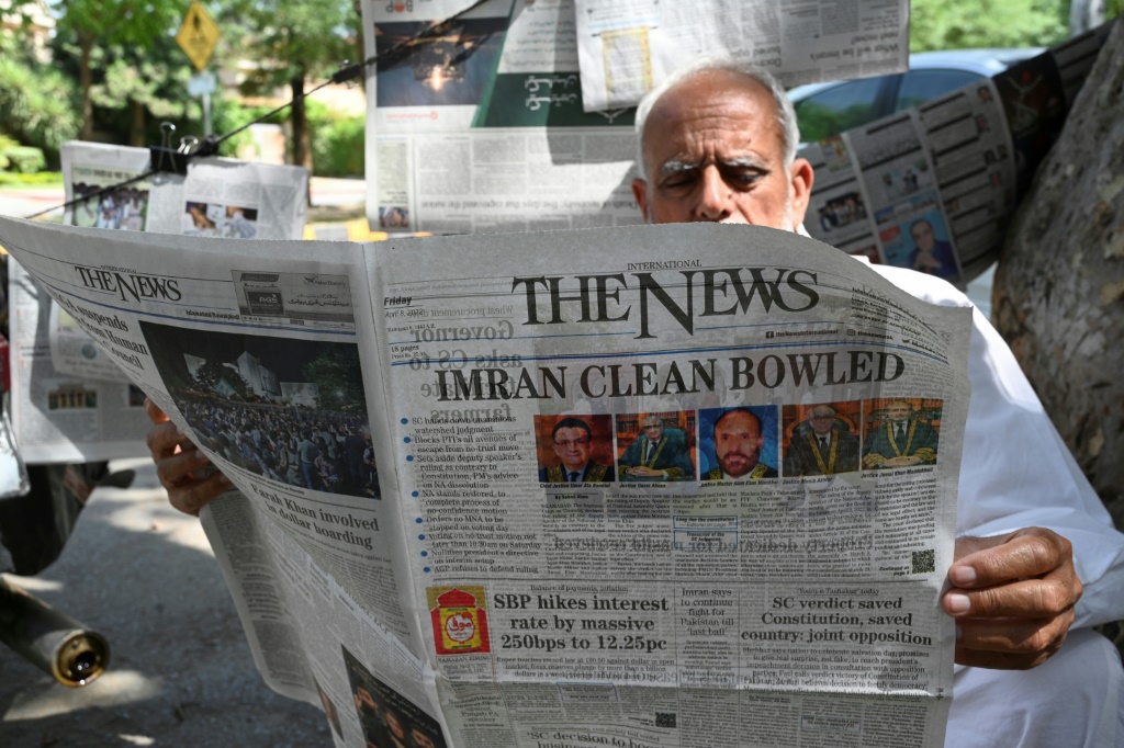    غطت الصحف الباكستانية تغطيتها للأزمة السياسية باستعارات الكريكيت (أ ف ب)