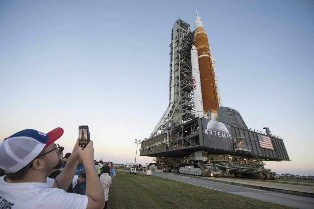 La fusée de la Nasa pour la Lune, SLS, lors de son transport vers son aire de lancement le 17 mars 2022, au centre spatial Kennedy en Floride(ا ف ب)