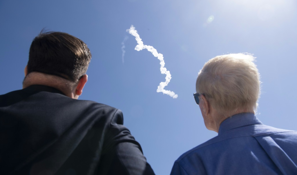 نائب رئيس أركان ناسا ، بيل دالتون ، إلى اليسار ، ومدير ناسا بيل نيلسون يشاهدان إطلاق صاروخ SpaceX Falcon 9 الذي يحمل مركبة Crew Dragon التابعة للشركة على Axiom Mission 1 (Ax-1) (ا ف ب)