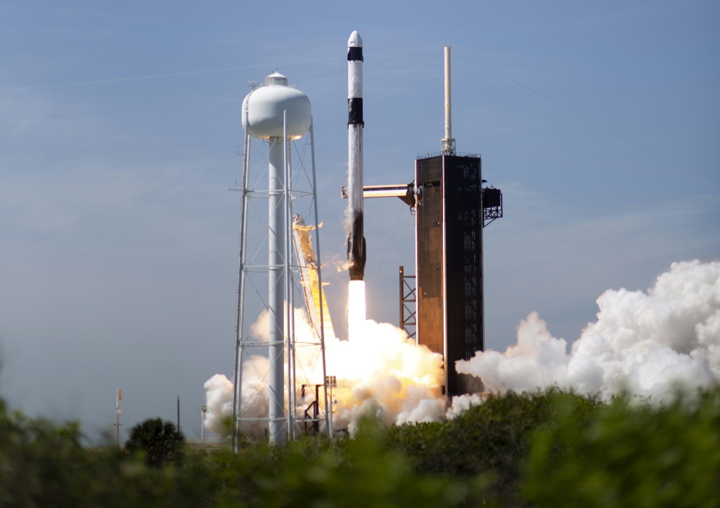    أطلق صاروخ SpaceX Falcon 9 مع كبسولة Crew Dragon إنديفور من مركز كينيدي للفضاء في أول مهمة خاصة بالكامل إلى محطة الفضاء الدولية (أ ف ب)