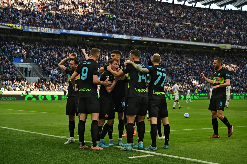 لاعبو انتر يحتفلون بهدف نيكولو باريلا (وسط) في مرمى هيلاس فيرونا خلال لقاء الفريقين في الدوري الايطالي لكرة القدم. ميلانو في 9 نيسان/أبريل 2022 (ا ف ب)