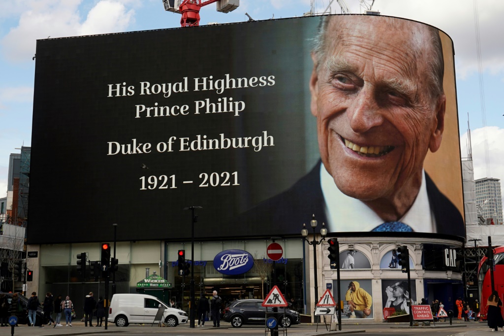  صورة عملاقة للأمير فيليب بعد الإعلان عن وفاته، في 9 نيسان/أبريل 2021 في لندن (ا ف ب)