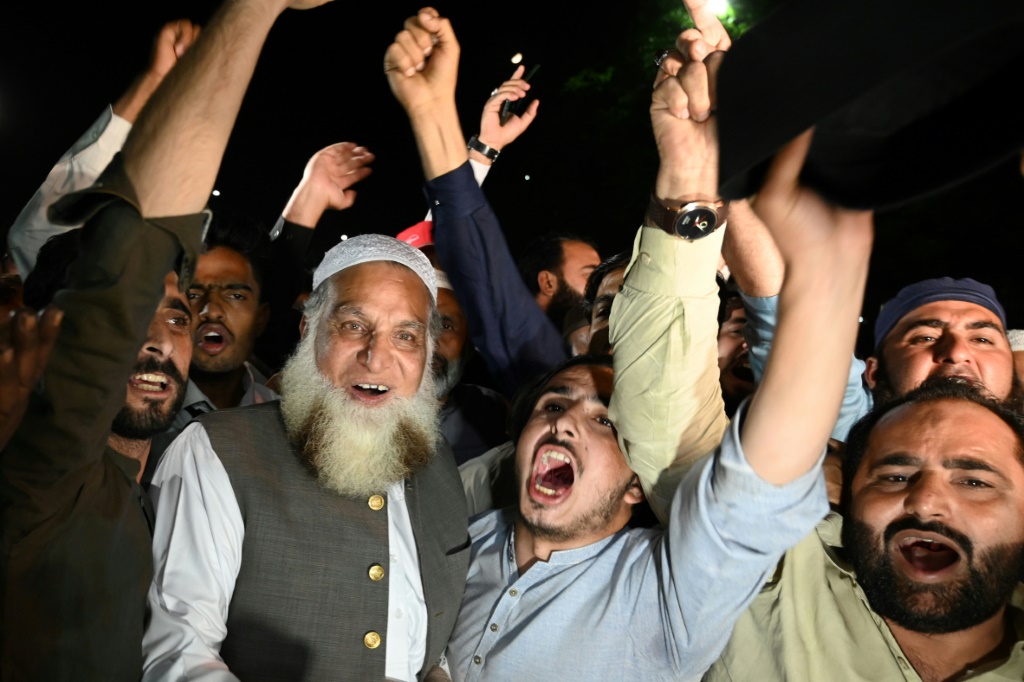 أنصار للمعارضة يحتفلون بعد إقالة البرلمان الباكستاني رئيس الوزراء عمران خان في 10 نيسان/أبريل 2022 في إسلام آباد(ا ف ب)