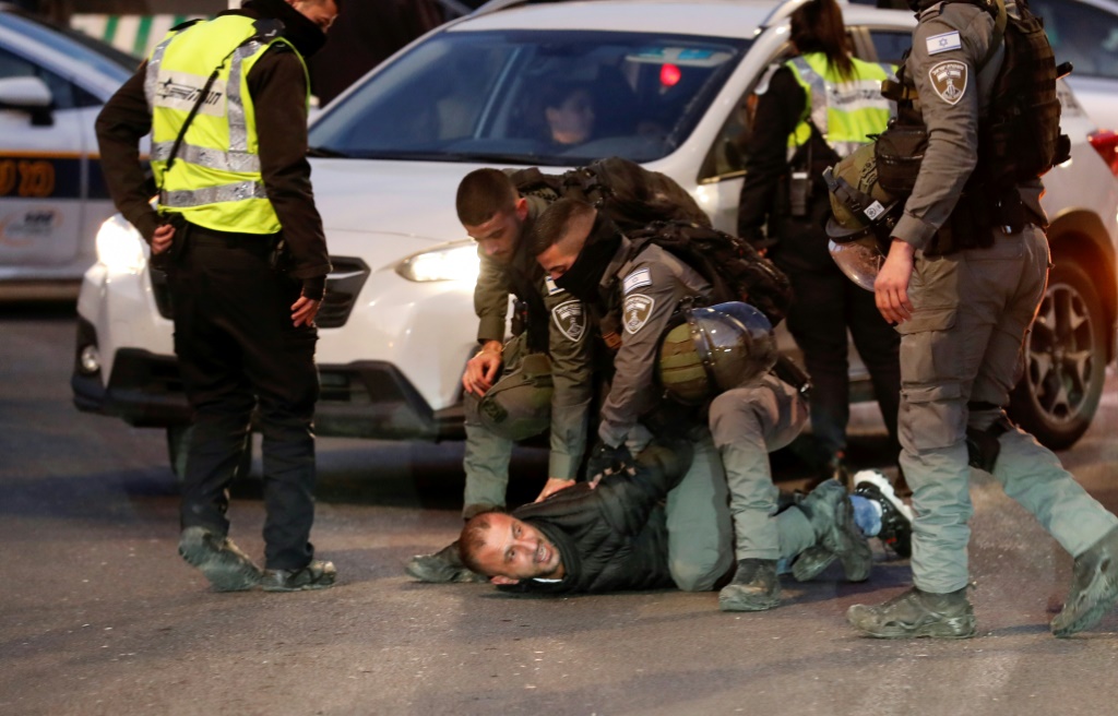 لفتت المصادر إلى اعتقال 23 فلسطينيا بينهم 12 من جنين وثلاثة من طولكرم وثمانية من رام الله وبيت لحم والخليل وأريحا (أ ف ب)