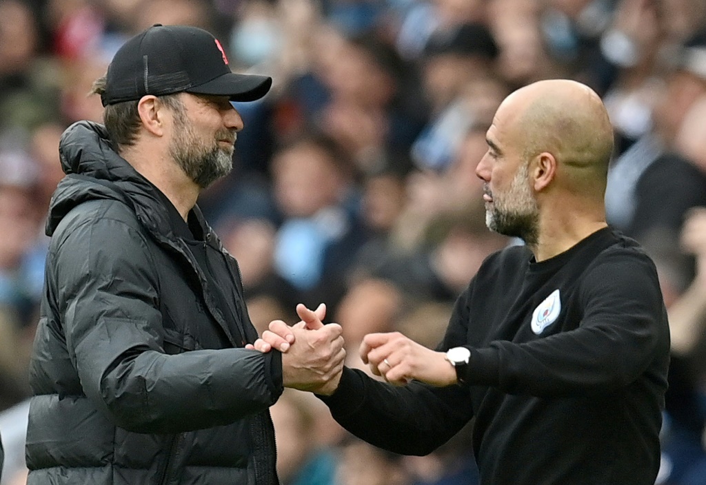 الإسباني بيب غوارديولا (يمين) مدرب مانشستر سيتي يصافح الألماني يورغن كلوب مدرب ليفربول بعد المباراة بينهما في 10 نيسان/أبريل 2022 (ا ف ب)