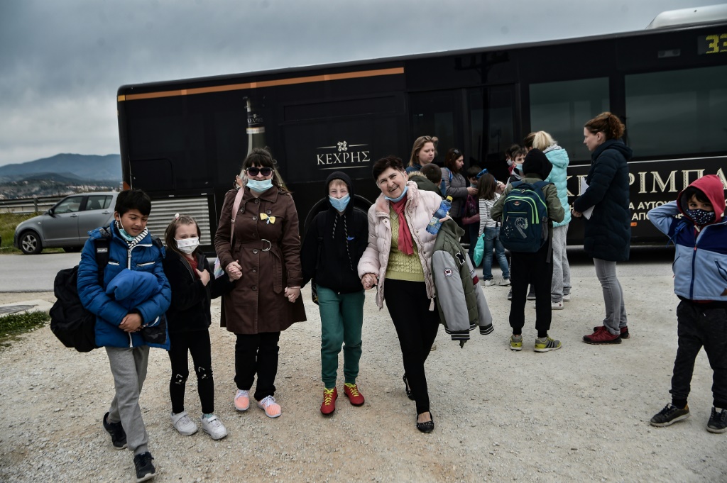بعض العائلات الأوكرانية قد أعادت أطفالها بالفعل إلى المدرسة في اليونان(ا ف ب)