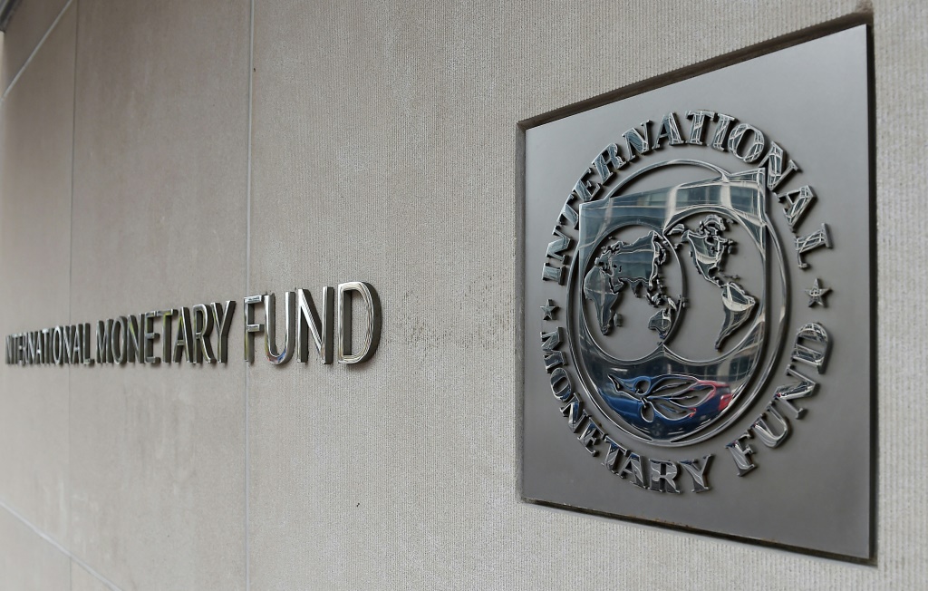 شعار صندوق النقد الدولي على مقره بواشنطن بتاريخ 27 آذار/مارس 2020(ا ف ب)
