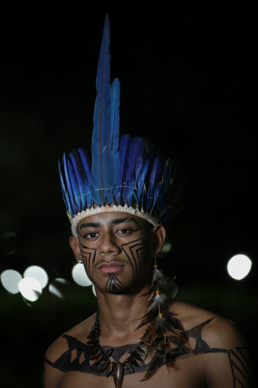 مشارك في عرض الأزياء الأول للسكان الأصليين في البرازيل، في مدينة ماناوس في التاسع من نيسان/ابريل 2022(ا ف ب)