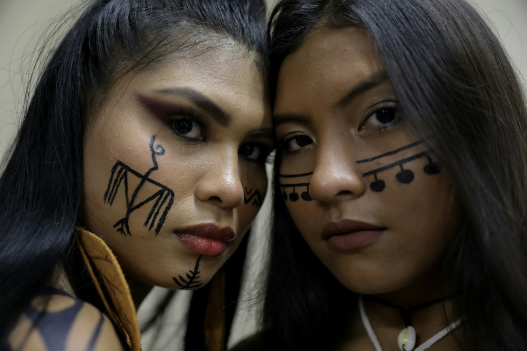 مشاركتان في عرض الأزياء الأول للسكان الأصليين في البرازيل، في مدينة ماناوس في التاسع من نيسان/ابريل 2022(ا ف ب)