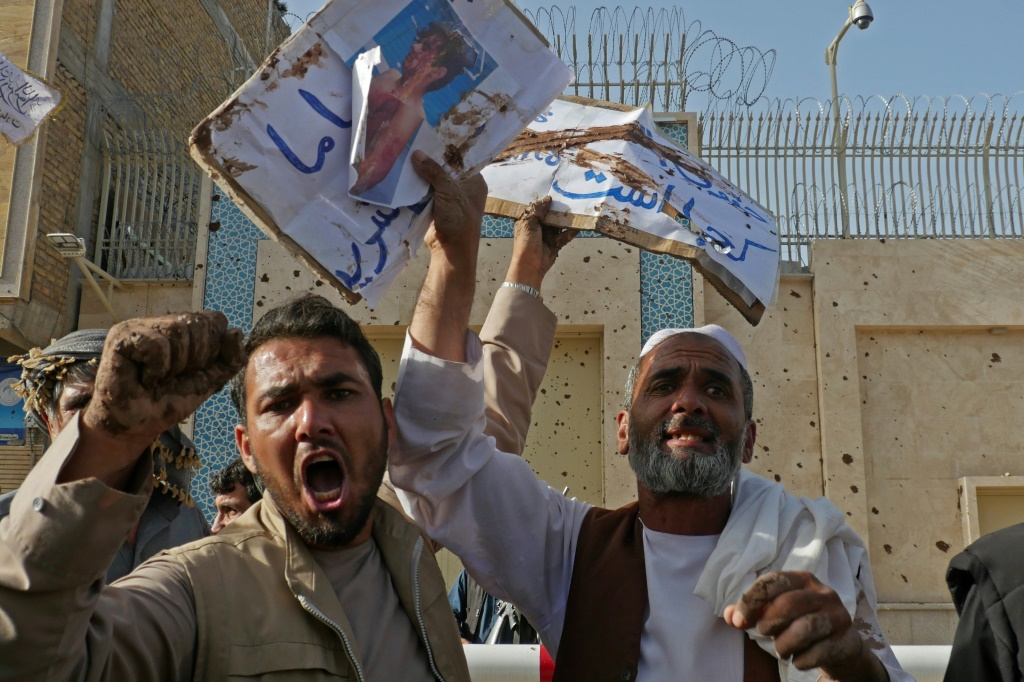 متظاهرون أفغان يرددون هتافات خلال مظاهرة ضد التقارير المزعومة المنشورة عن مضايقة اللاجئين الأفغان في إيران، خارج القنصلية الإيرانية في هرات في 11 أبريل 2022 (ا ف ب)