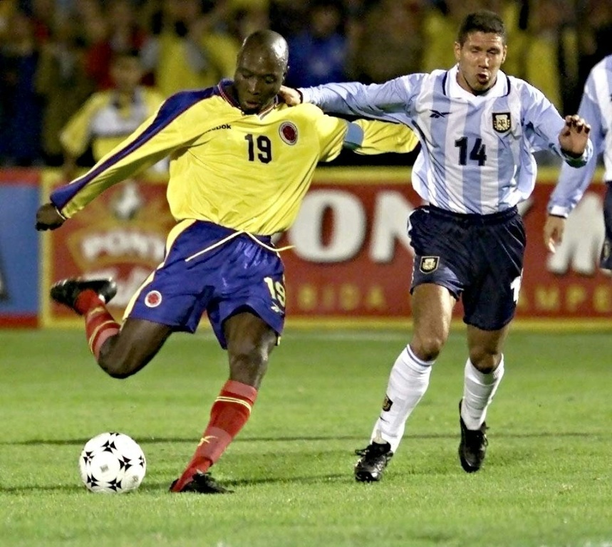 الكولومبي فريدي رينكون في صراع على الكرة مع الأرجنتيني دييغو سيميوني خلال تصفيات مونديال إيطاليا في بوغوتا 1990 (ا ف ب)