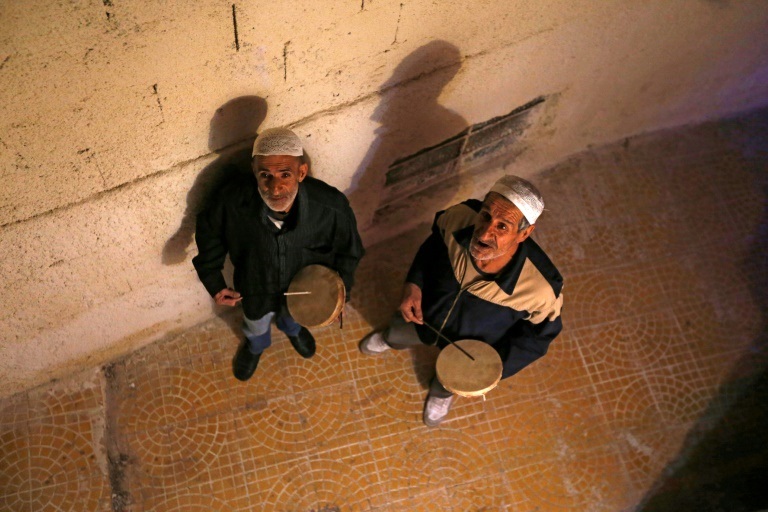 مسحراتيان يجوبان أحد شوارع دمشق في 7 نيسان/أبريل 2022 (ا ف ب)
