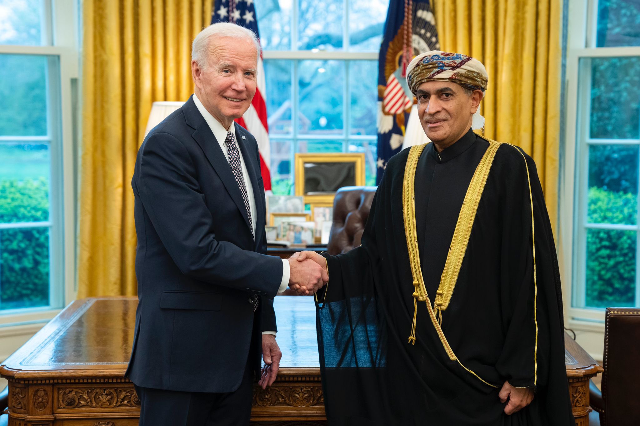 السفير العماني في واشنطن مع الرئيس بايدن (العمانية)