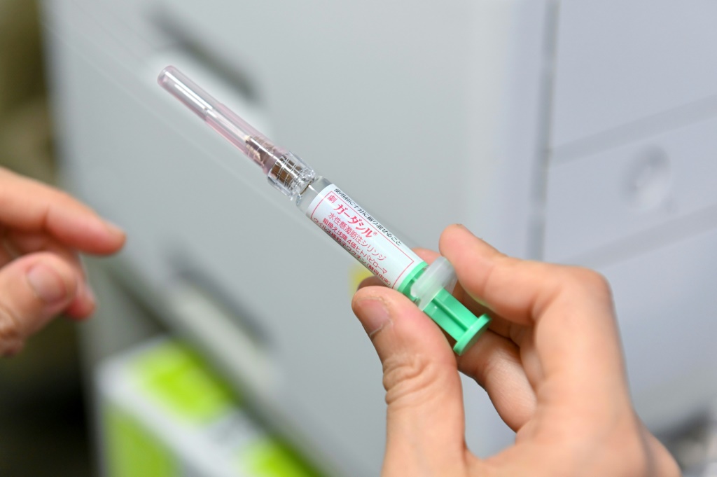  جرعة من اللقاح المضاد لفيروس الورم الحليمي البشري في إحدى مستشفيات طوكيو في 15 شباط/فبراير 2022 (ا ف ب) 