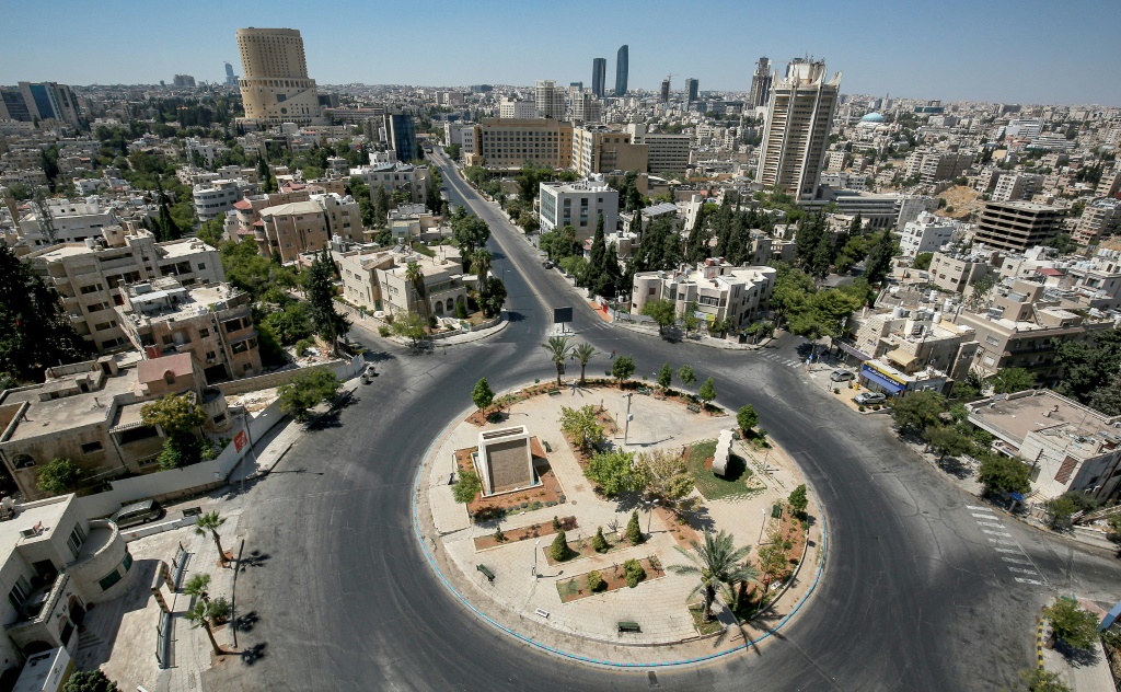 الانخفاض يرجع إلى قيام الحكومة بتسديد سندات واذونات خزينة مستحقة بمبلغ 311 مليون دينار مقابل إصدارات جديدة بمبلغ 175 مليون دينار (أ ف ب)