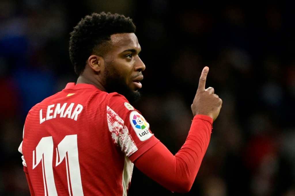 لاعب الوسط الفرنسي توما ليمار خلال مباراة لفريقه أتلتيكو مدريد ضد ديبورتيفو ألافيس في الدوري الاسباني لكرة القدم. مدريد في 2 نيسان/ابريل 2022 (ا ف ب)