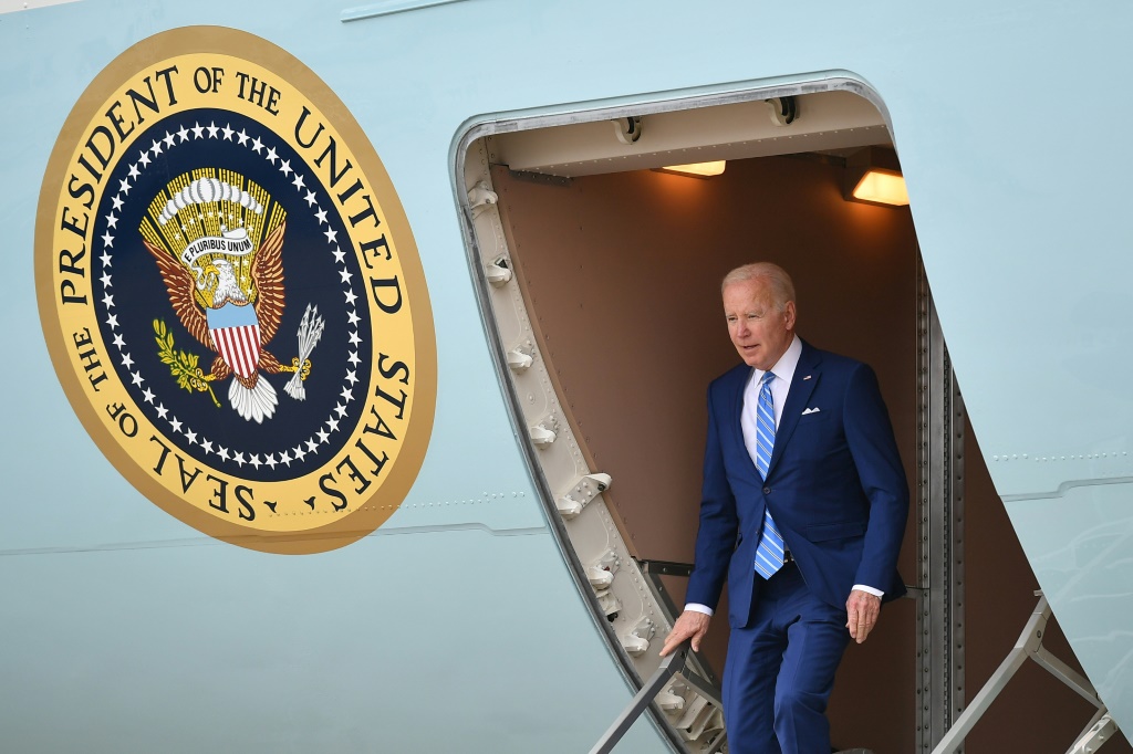 الرئيس الأميركي جو بايدن يخرج من الطائرة 