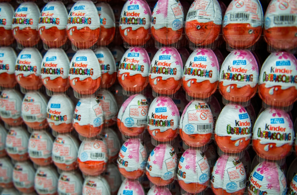 كمية من بيض كيندر في متجر ألماني سنة 2014 (ا ف ب)