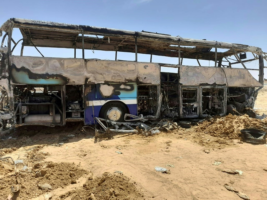 حافة كانت تقل سياحا بين أسوان وابو سمبل في مصر في 13 نيسان/ابريل 2022 (اف ب)