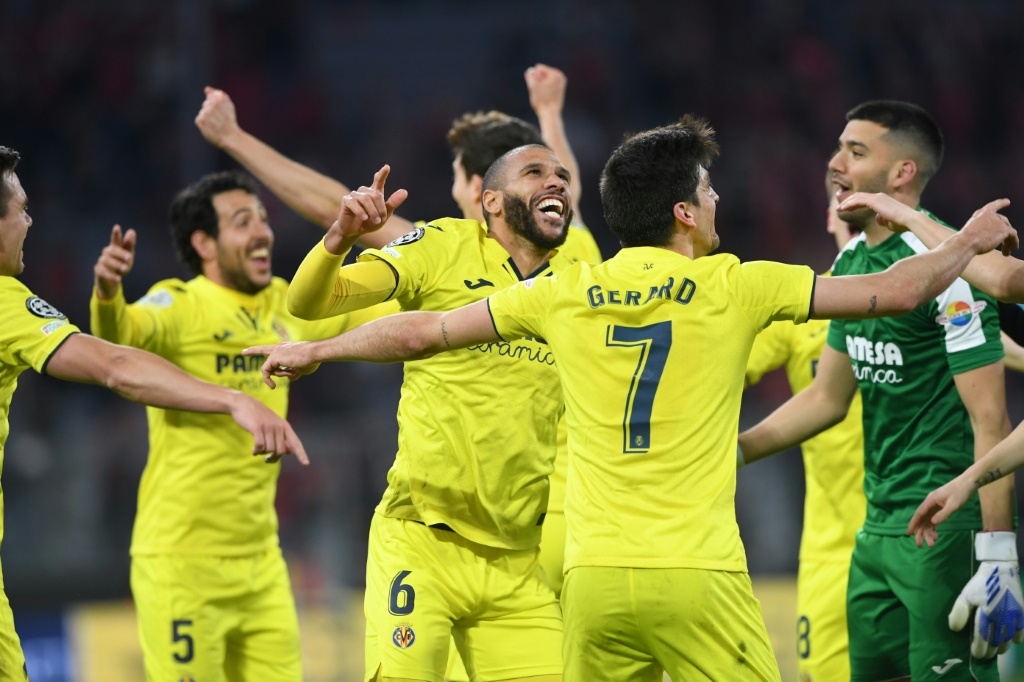 لاعبو فياريال الإسباني يحتفلون بالتأهل إلى نصف نهائي دوري أبطال أوروبا على حساب مضيفه بايرن ميونيخ الألماني في 12 نيسان/أبريل 2022 (ا ف ب)