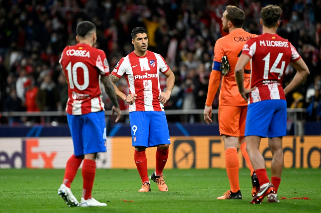 لاعبو اتلتيكو مدريد الاسباني بعد خروجهم من الدور ربع النهائي لدوري أبطال أوروبا امام مانشستر سيتي الانكليزي في 14 نيسان/ابريل 2022(ا ف ب)