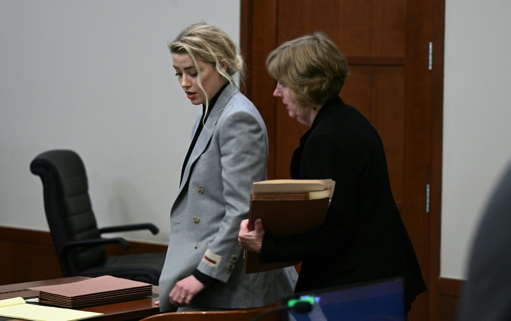 الممثلة الأميركية أمبير هيرد (إلى اليسار) مع محاميتها إيلاين بريدهوفت في محكمة فيرفاكس (ولاية فيرجينيا) في 12 نيسان/أبريل 2022(ا ف ب)