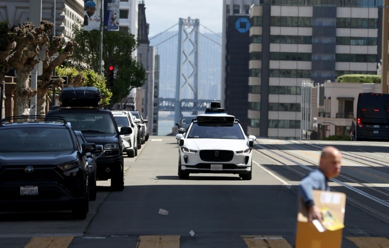 سيارة ذاتية القيادة تابعة لشركة "وايمو" تسير في شوارع سان فرانسيسكو في 11 ابريل 2022 (غيتي بواسطة ا ف ب)