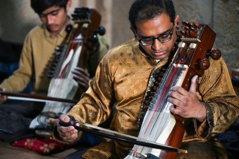 زوهيب حسن (يمين) يدّرس تلامذته العزف على آلة سارانغي في أكاديميته بمدينة لاهور الباكستانية في 24 شباط/فبراير 2022(ا ف ب)