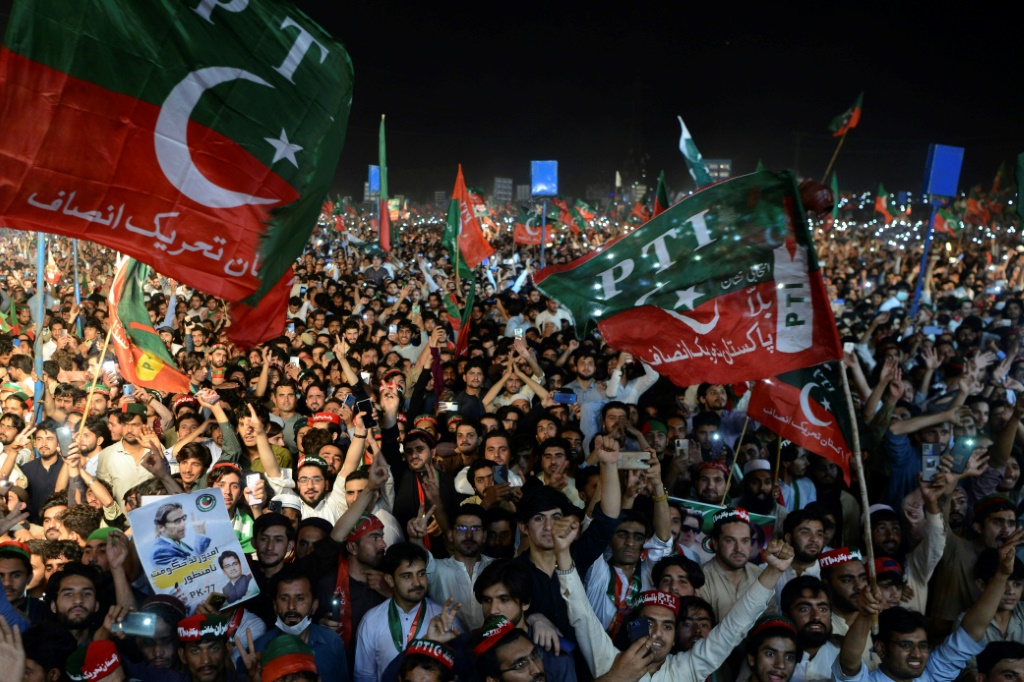 أنصار رئيس الوزراء الباكستاني المخلوع عمران خان في تجمع حاشد في بيشاور (ا ف ب)