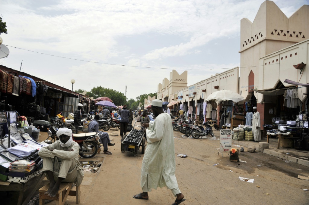 مارة في سوق بنجامينا (ا ف ب)