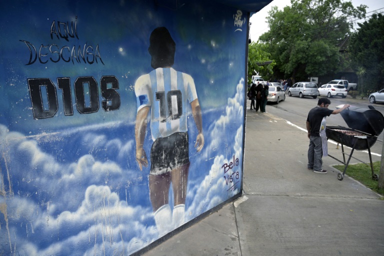   لوحة على حائط في مقبرة بيلا فيستا في بوينوس أيرس حيث يرقد النجم الأرجنتيني دييغو مارادونا (ا ف ب)