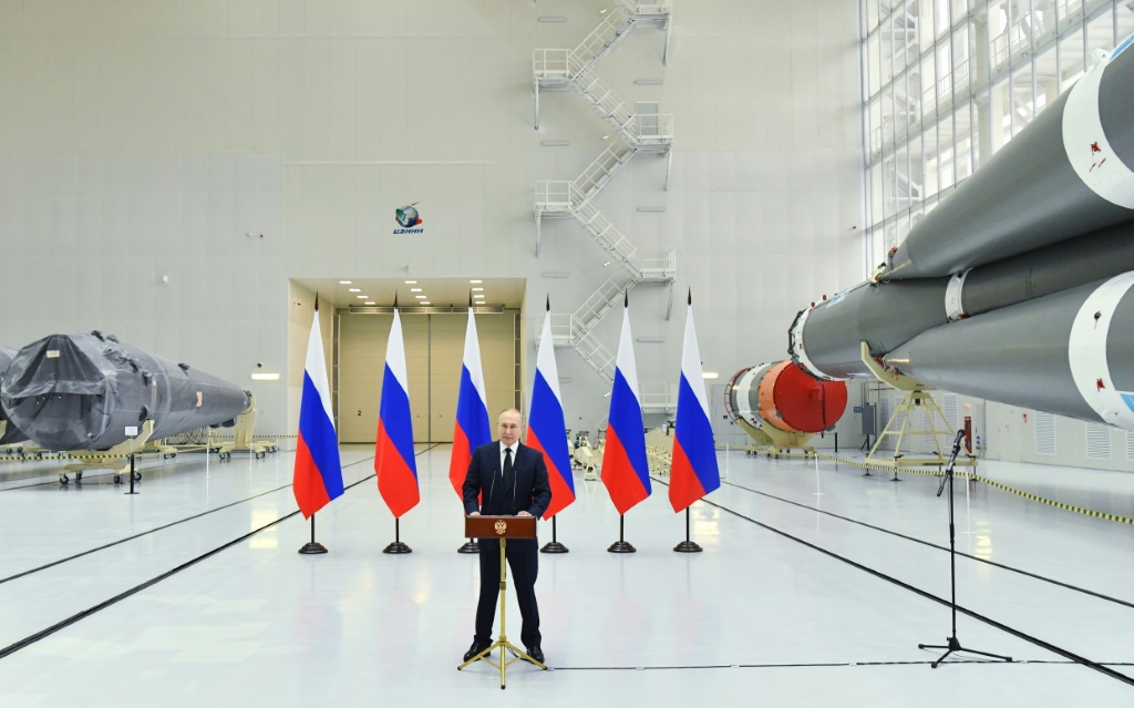 الرئيس الروسي فلاديمير بوتين يلقي خطابا خلال زيارته مركز فوستوتشني الفضائي في روسيا في 12 نيسان/ابريل 2022 (ا ف ب)