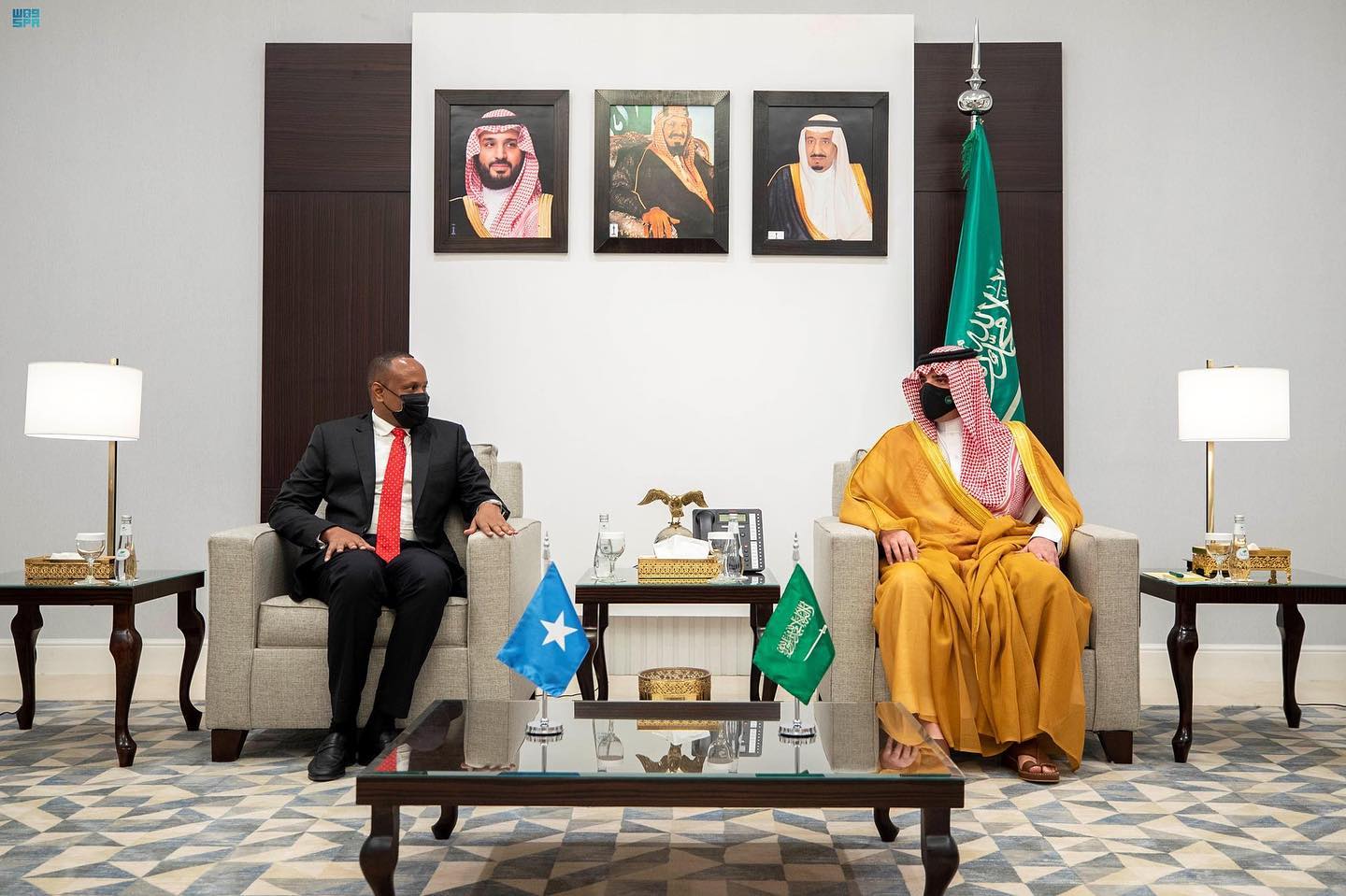 وزير الداخلية السعودي الأمير عبدالعزيز بن سعود بن نايف بن عبدالعزيز مع وزير الأمن الصومالي عبد الله محمد النور (واس)