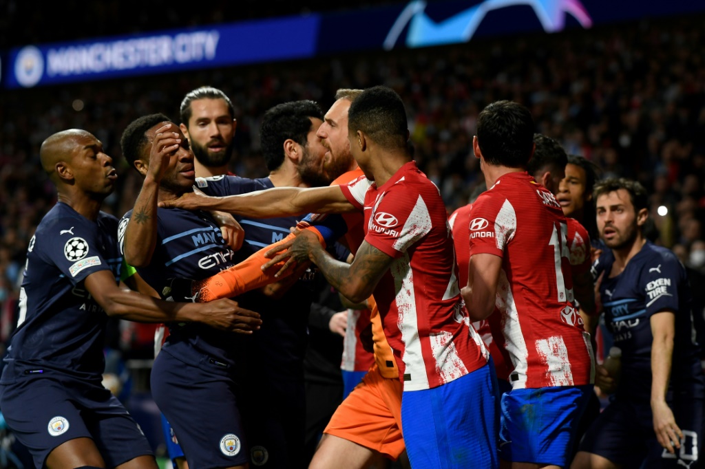 Atletico Madrid and Manchester City players fought on the pitch at the end of their Champions League quarter-final on Wednesday.(ا ف ب)