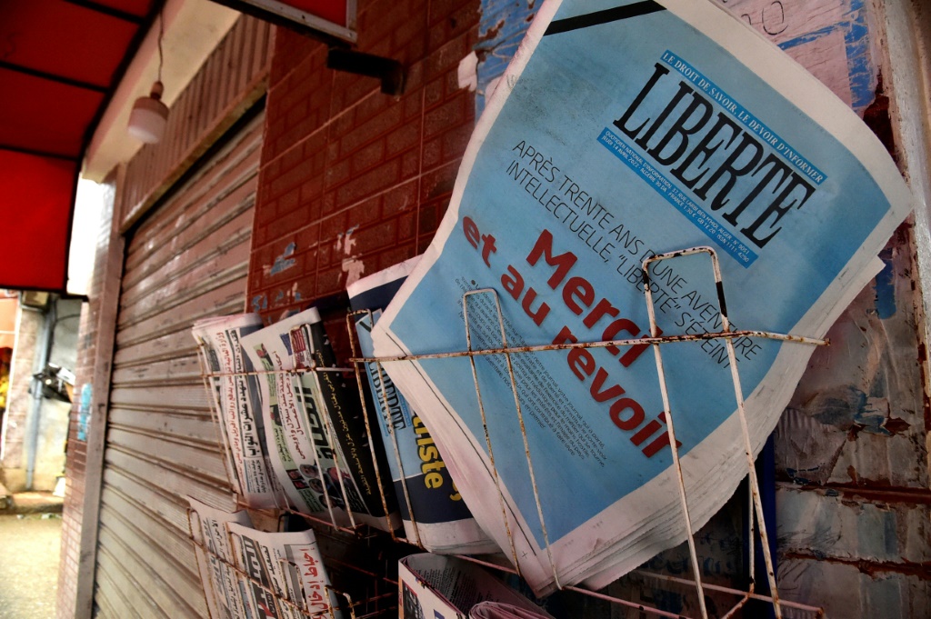 العدد الأخير من صحيفة "ليبرتيه" الجزائرية الناطقة بالفرنسية أمام كشك لبيع الصحف في الجزائر العاصمة بتاريخ 14 نيسان/أبريل 2022(ا ف ب)