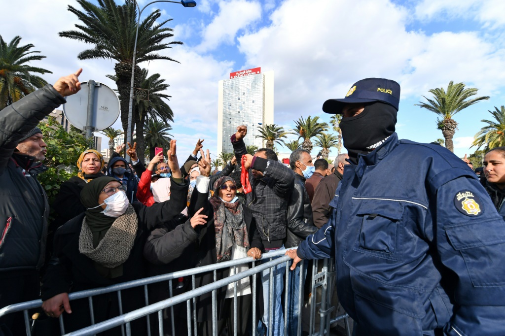 معارضون تونسيون في مظاهرة ضد قرارت قيس سعيد(ا ف ب)