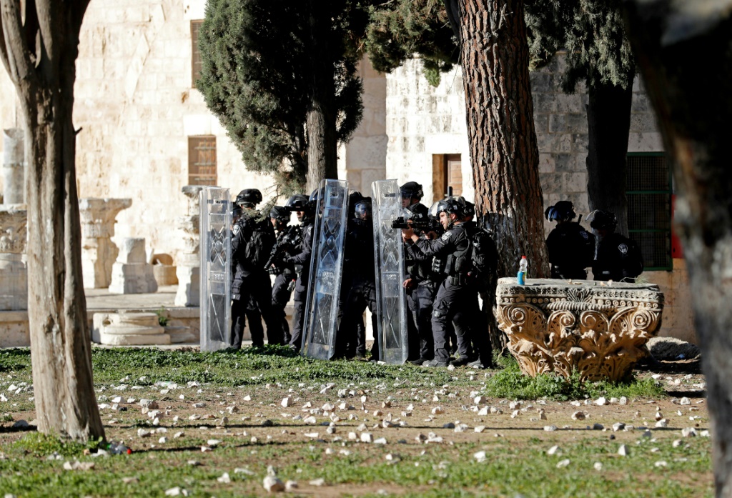 اشتباكات بين قوات الأمن وفلسطينيين في باحة المسجد الأقصى في القدس الشرقية المحتلة في 15 نيسان/ابريل 2022 (اف ب)