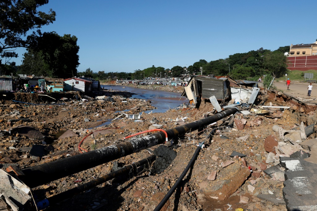 لقي ما لا يقل عن 341 شخصا حتفهم في فيضانات جنوب أفريقيا 
