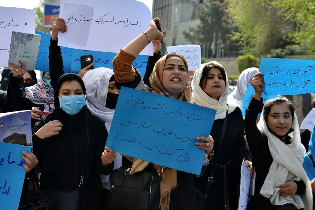تظاهرة نسوية أمام وزارة التعليم في كابول في آذار/مارس 2022 للمطالبة بإعادة فتح المدارس الثانوية لتعليم الإناث (أ ف ب)