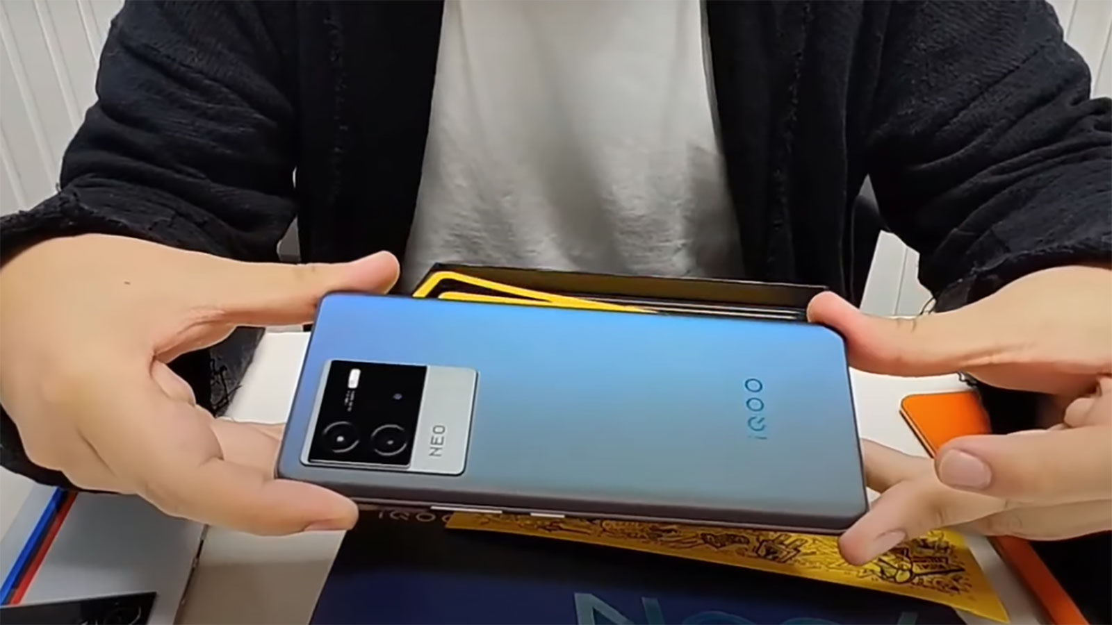 هاتف iQOO Neo6 الجديد بهيكل أنيق التصميم (موقع الشركة)