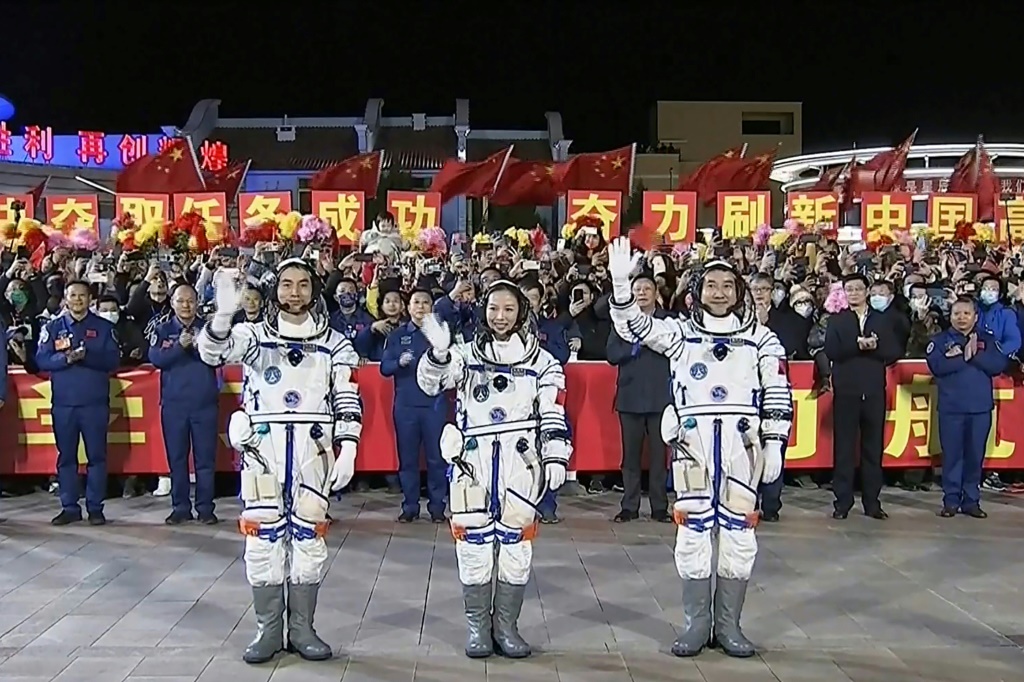 صورة مؤرخة في نيسان/أبريل 2022 لرائد الفضاء الصيني تشاي شيغانغ لدى رفعه من المركبة(ا ف ب)