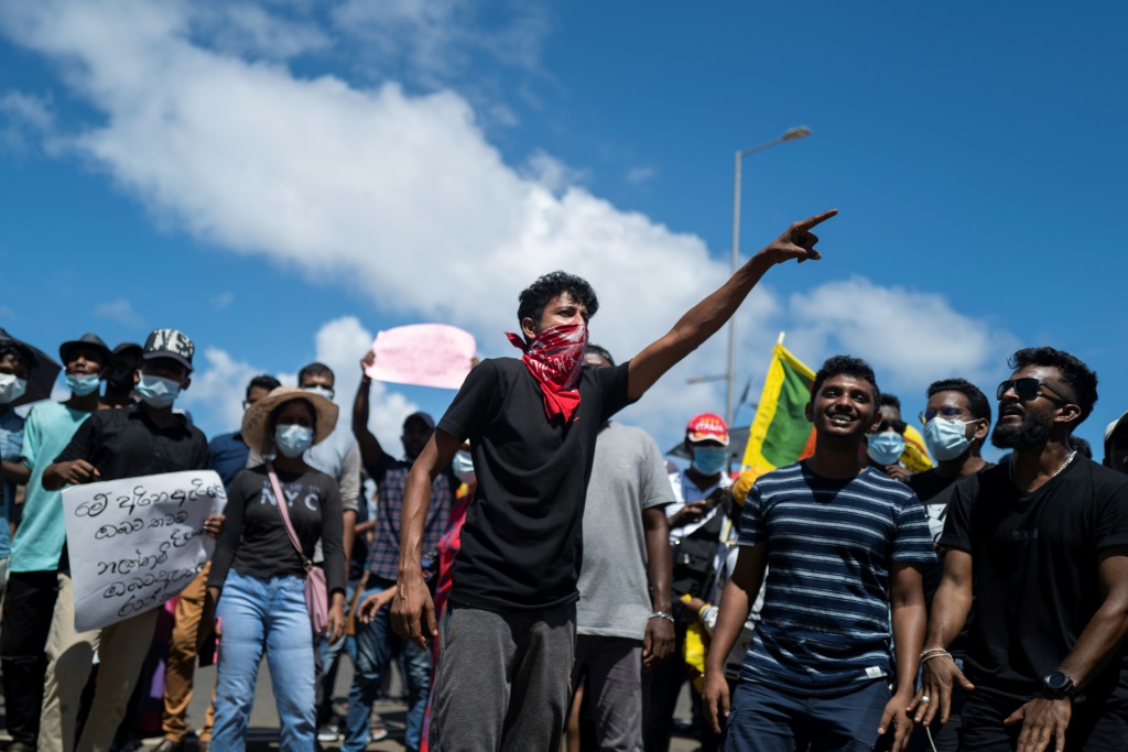   مشاركون في تظاهرة للمطالبة باستقالة الحكومة السرلانكية في كولومبو في 16 نيسان/أبريل 2022 (ا ف ب)