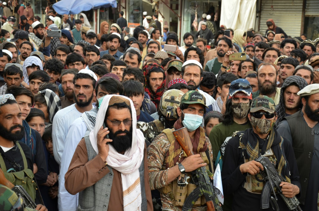 متظاهرون في خوست احتجاجا على ضربات شنّتها باكستان على الأراضي الأفغانية في 16 نيسان/أبريل 2022 (أ ف ب)