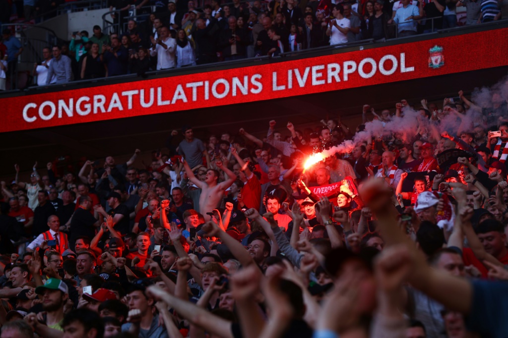 مشجعو ليفربول يحتفلون بفوز فريقهم على مانشستر سيتي في نصف نهائي كأس إنكلترا لكرة القدم في 16 نيسان/أبريل 2022 (ا ف ب)